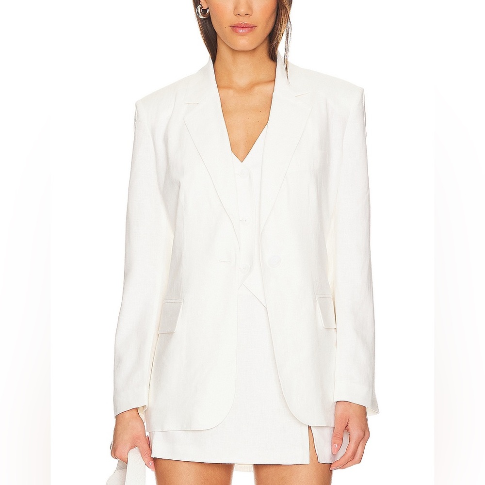 New with tags NWT Steve Madden linen Imaan blazer in white. Size M.